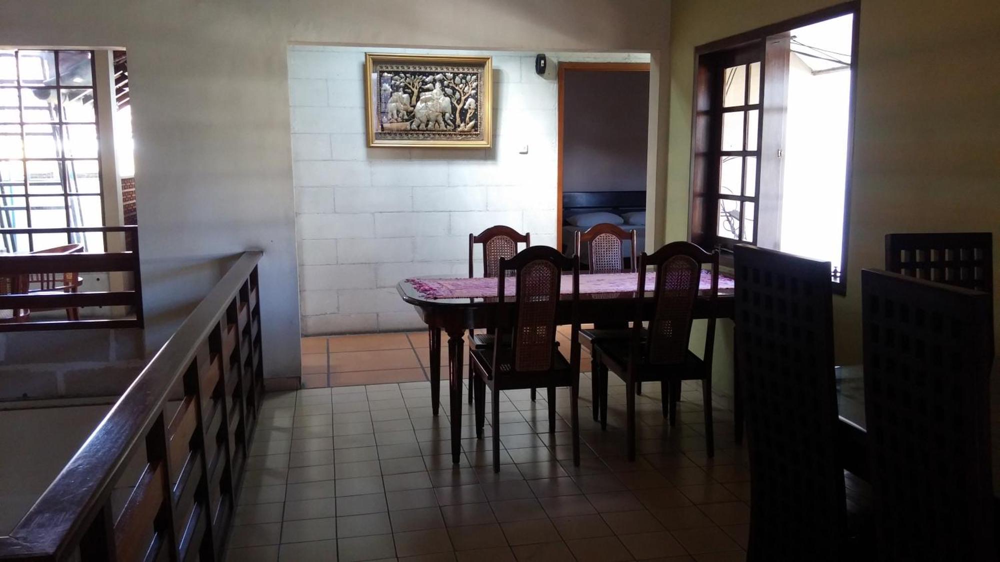 Peye Guesthouse Malang Exterior photo