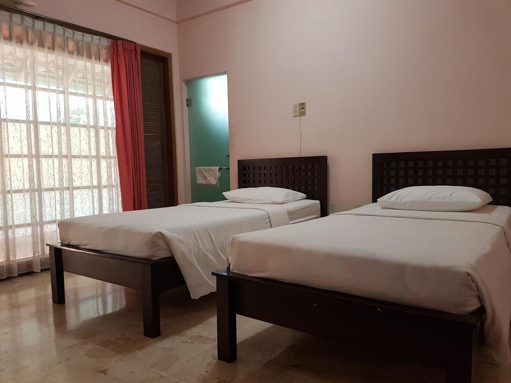 Peye Guesthouse Malang Exterior photo