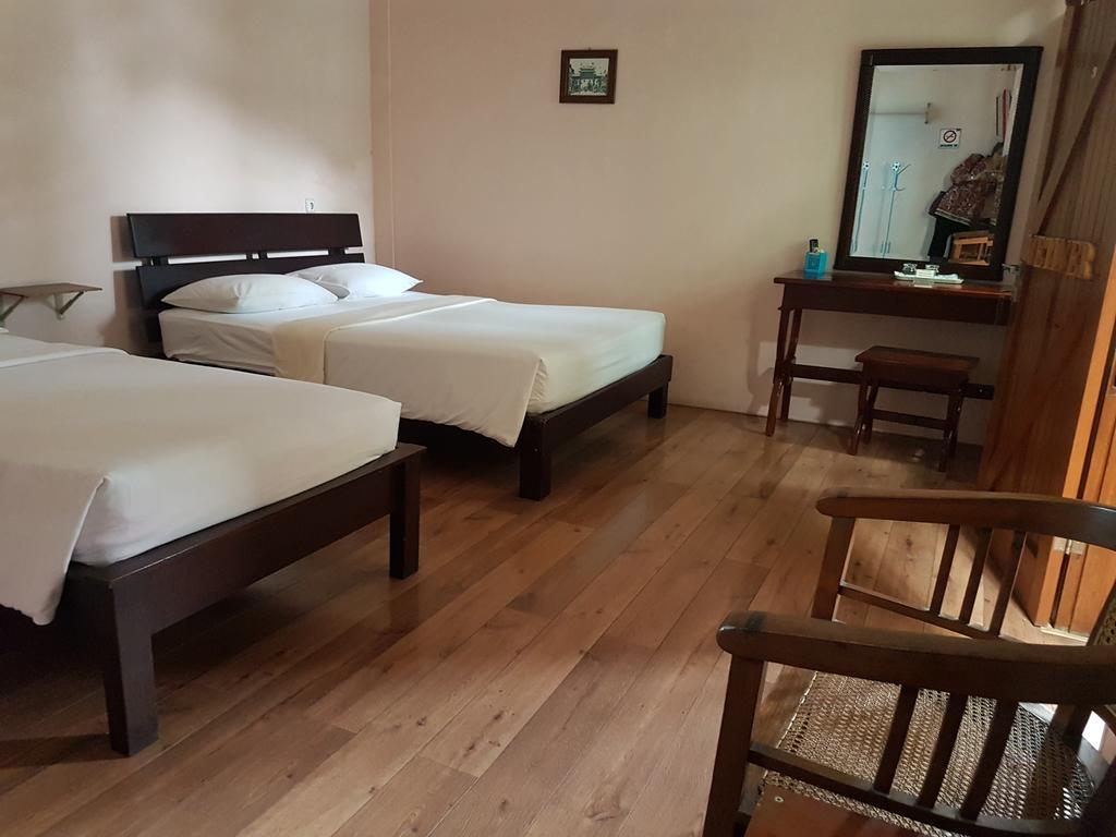 Peye Guesthouse Malang Exterior photo