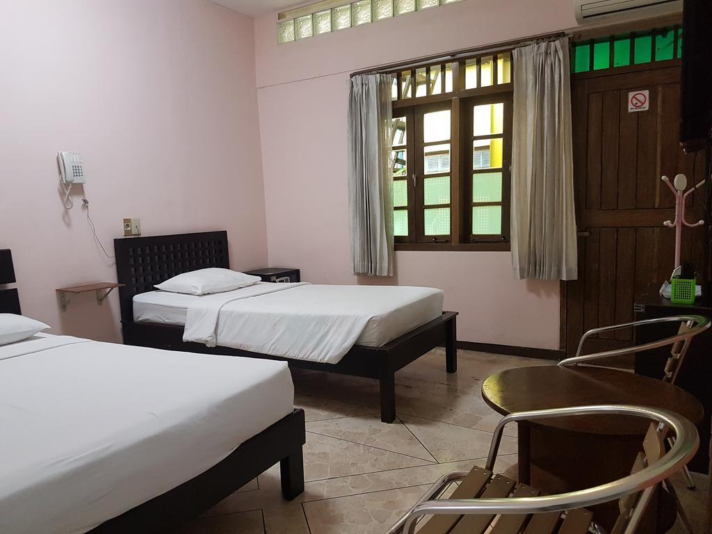 Peye Guesthouse Malang Exterior photo