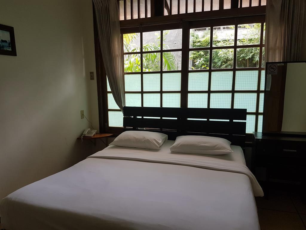 Peye Guesthouse Malang Exterior photo
