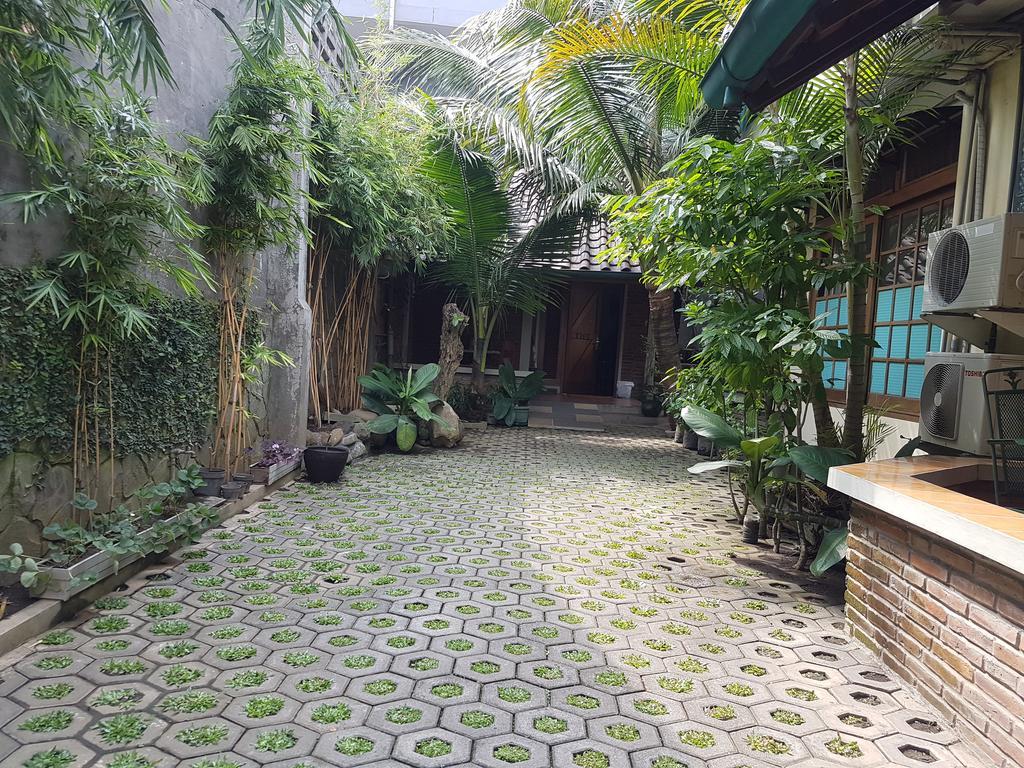 Peye Guesthouse Malang Exterior photo