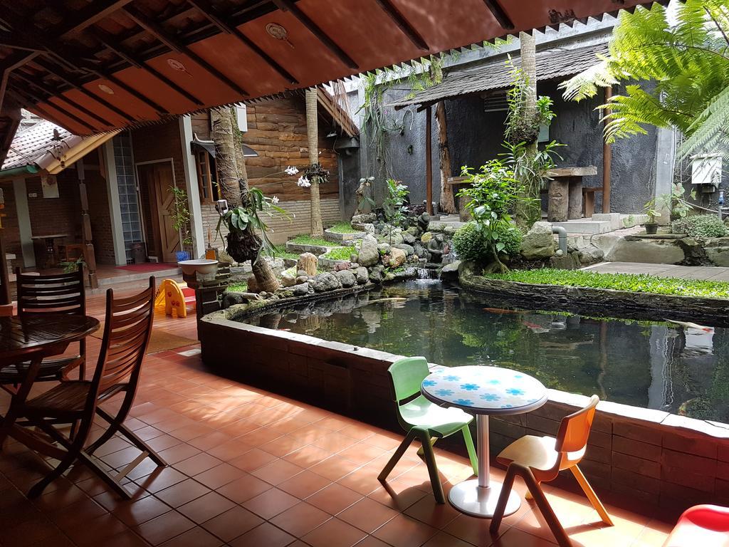Peye Guesthouse Malang Exterior photo