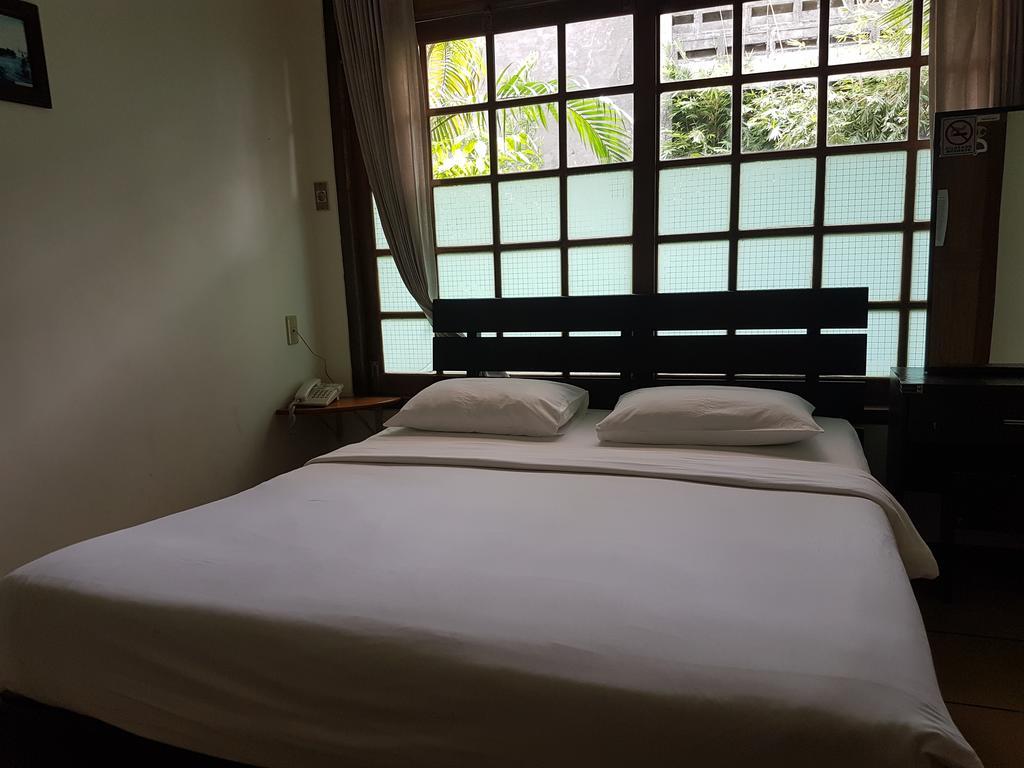 Peye Guesthouse Malang Exterior photo
